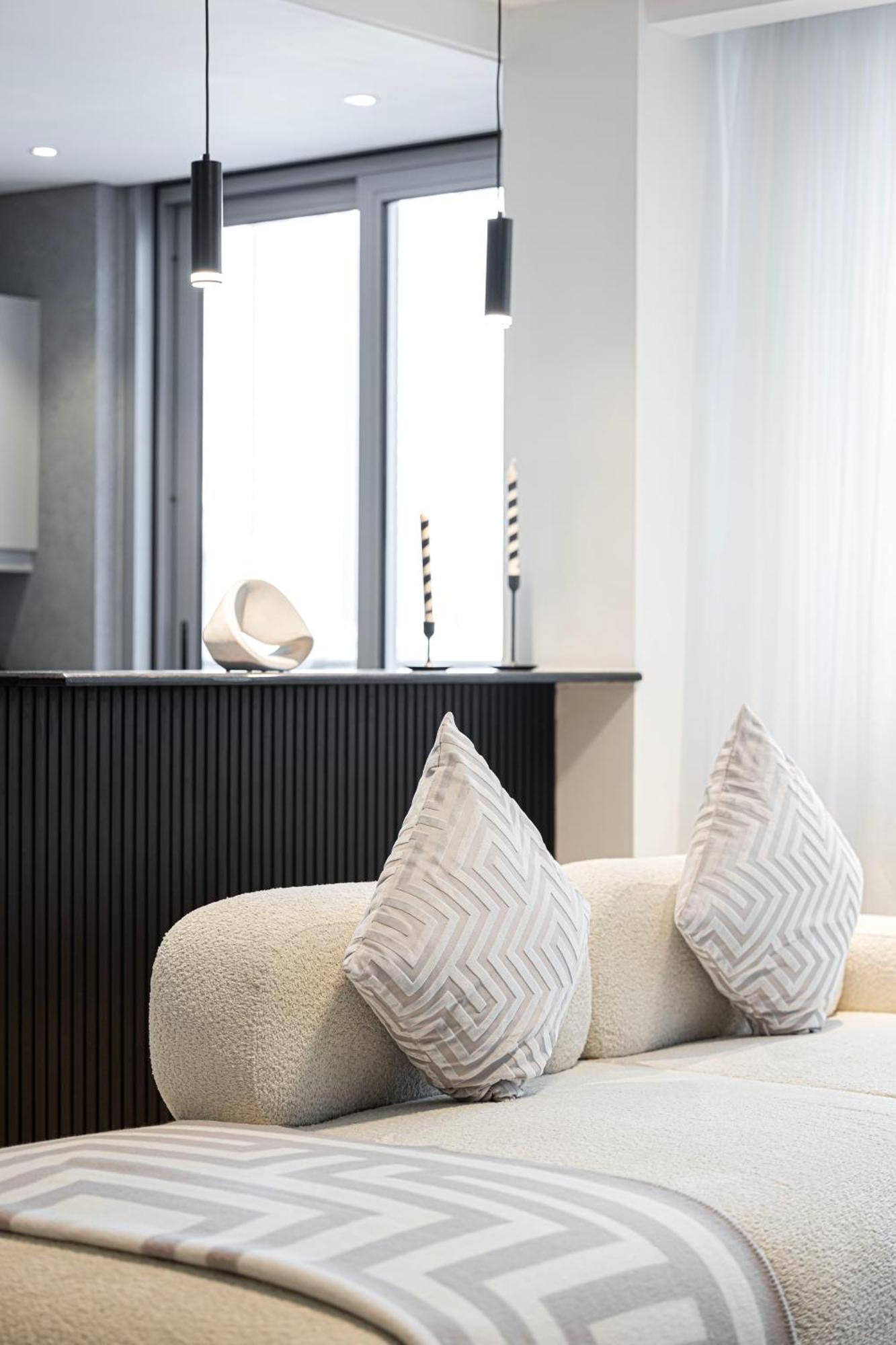 Daniels 1br At Marina With Pool View * Dubai