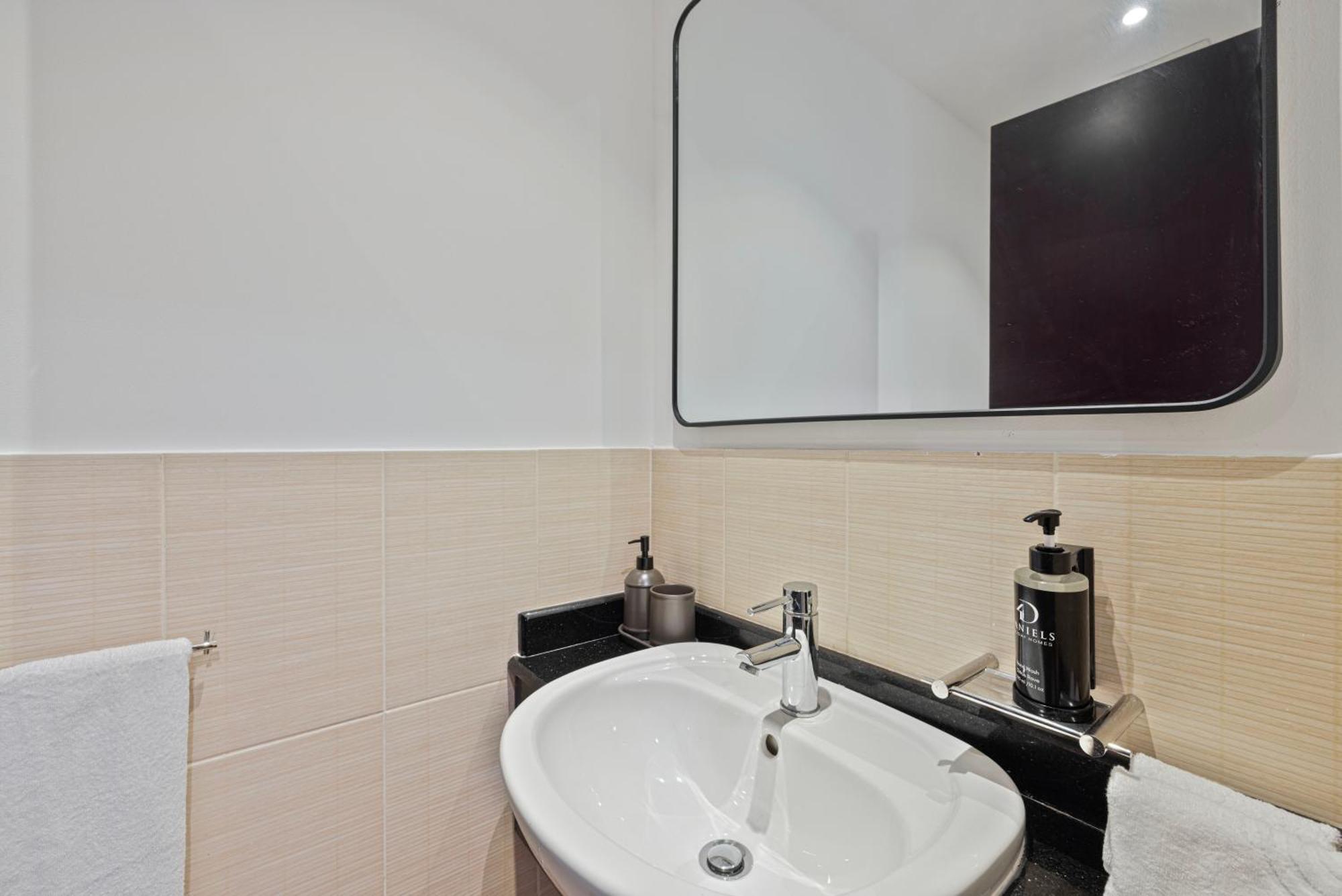Daniels 1br At Marina With Pool View * Dubai