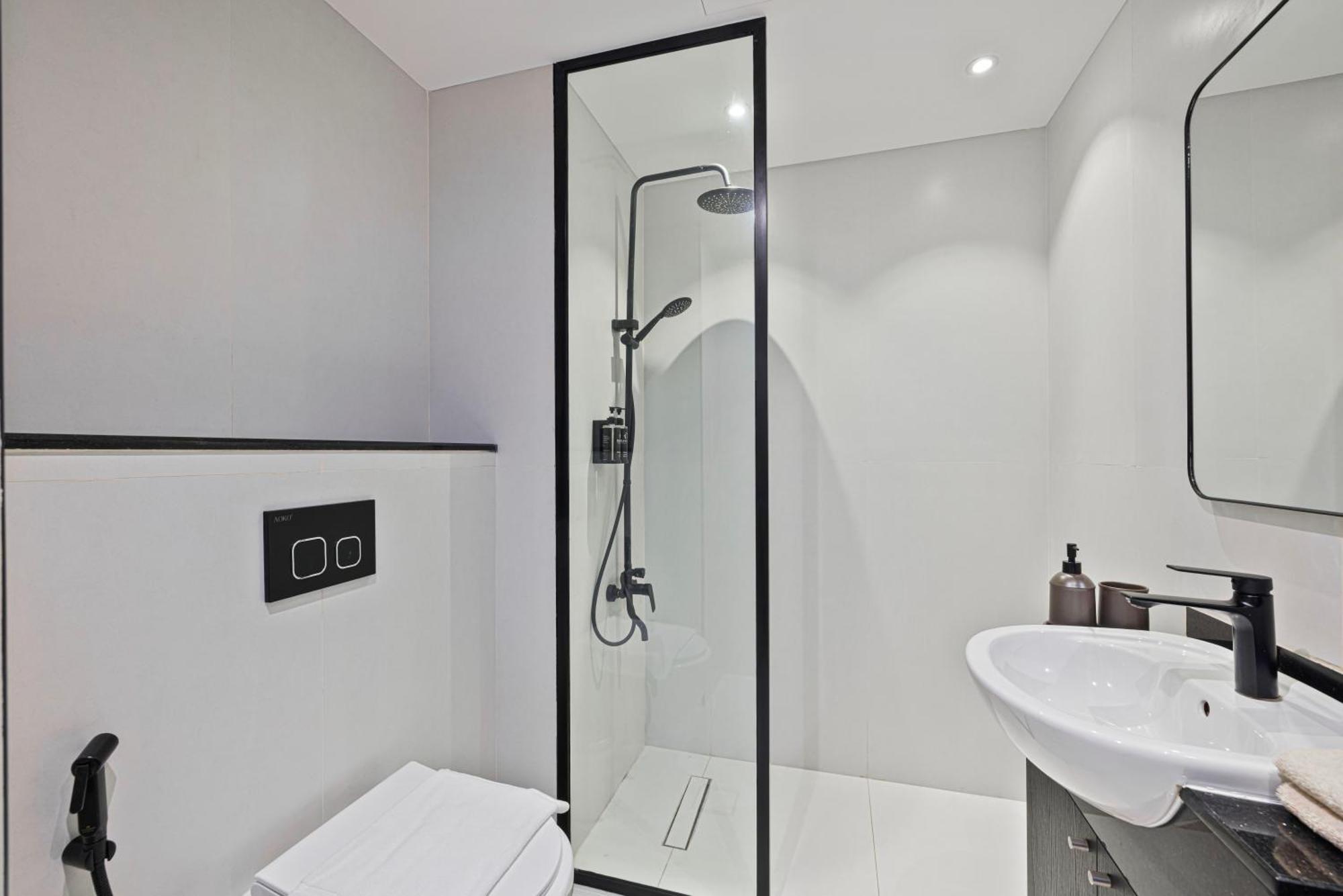 Daniels 1br At Marina With Pool View Dubai